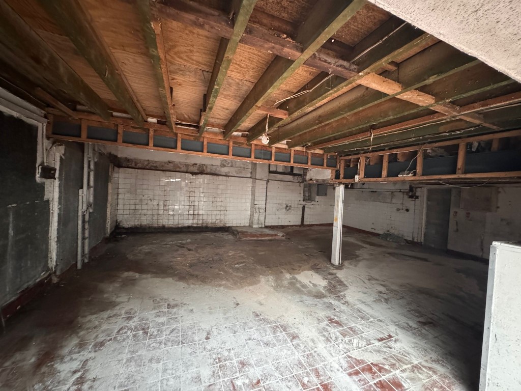 Lot: 166 - FREEHOLD COMMERCIAL BUILDING WITH PLANNING FOR RE-DEVELOPMENT - Ground floor rear single storey